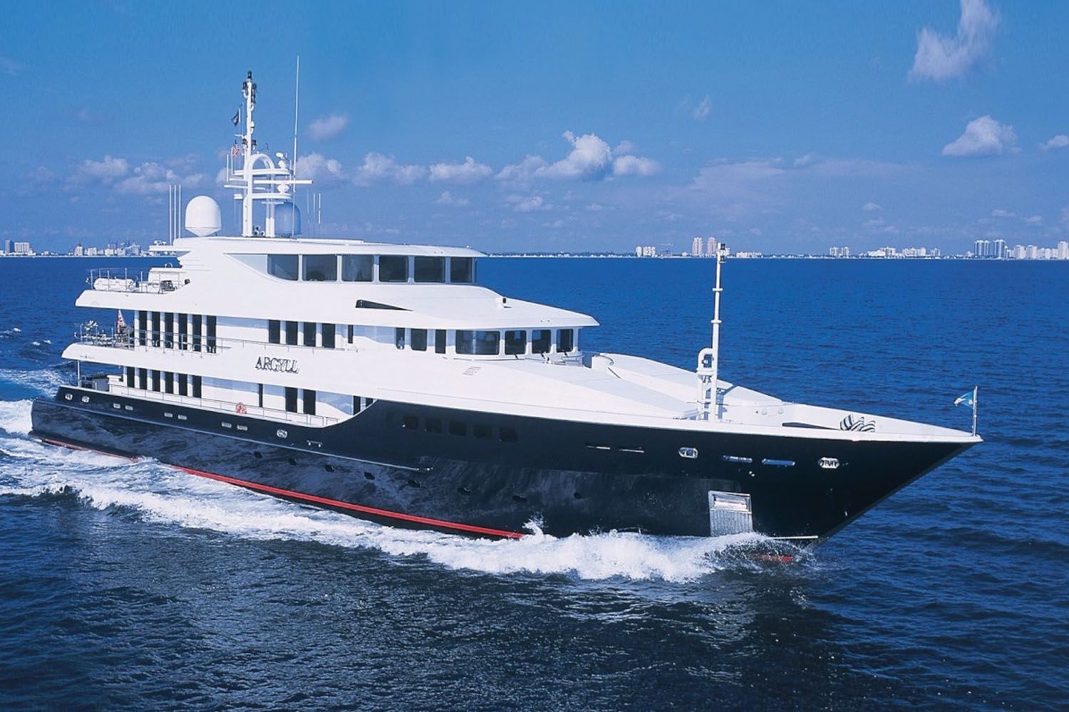 FOCUS Yacht Charter Details, North American Yachts CHARTERWORLD